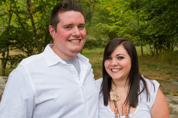 Portrait de couple engagé à l'extérieur — Photo