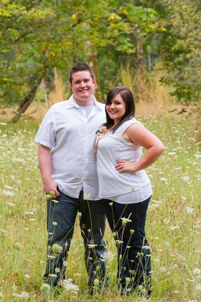 Portrait de couple engagé à l'extérieur — Photo