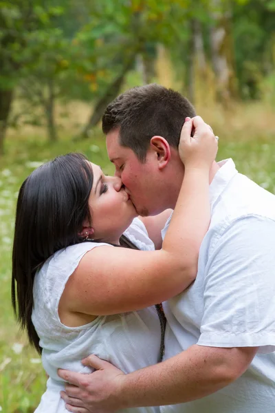 Portrait de couple engagé à l'extérieur — Photo