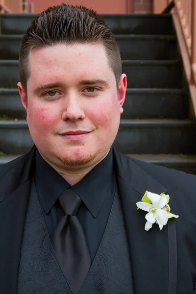 Retrato de novio en el día de la boda al aire libre —  Fotos de Stock