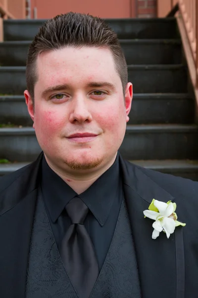 Retrato de novio en el día de la boda al aire libre —  Fotos de Stock