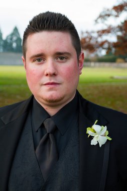 Açık havada düğün gününde damat portre