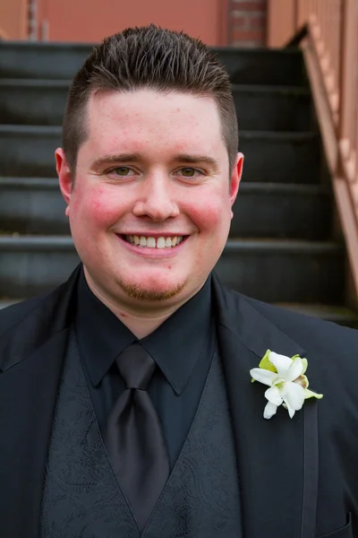 Retrato de noivo no dia do casamento ao ar livre — Fotografia de Stock