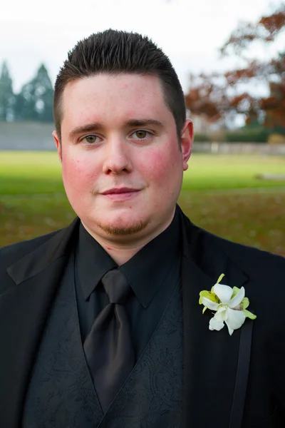 Retrato de novio en el día de la boda al aire libre —  Fotos de Stock