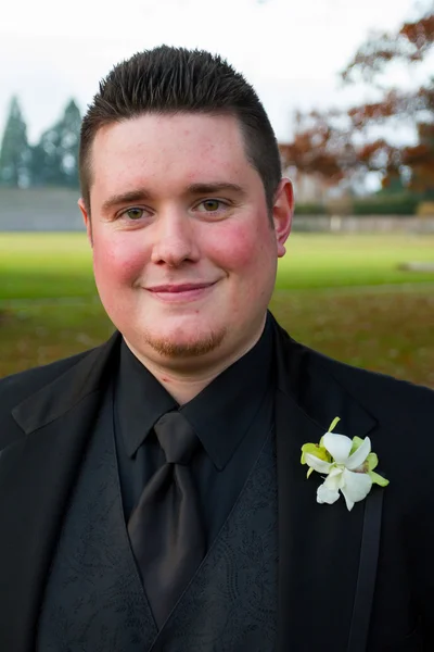 Retrato de novio en el día de la boda al aire libre —  Fotos de Stock