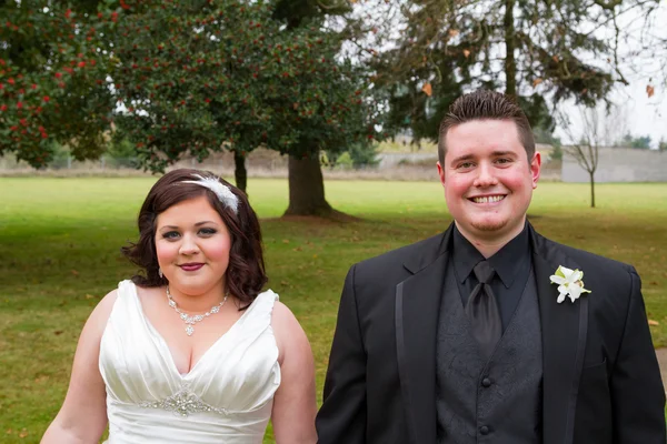 Portrait de mariée et de marié le jour du mariage — Photo