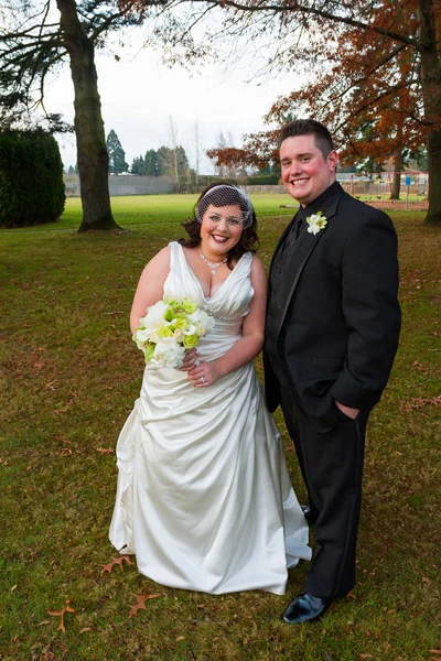 Portrait de mariée et de marié le jour du mariage — Photo