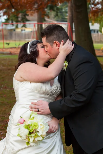 Retrato de noiva e noivo no dia do casamento — Fotografia de Stock