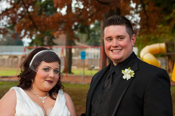 Retrato de noiva e noivo no dia do casamento — Fotografia de Stock