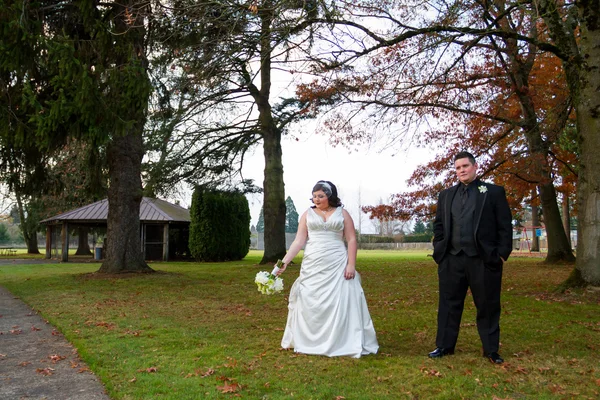 Портрет жениха и невесты в день свадьбы — стоковое фото