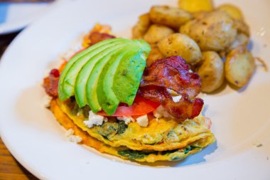 Omlet veya avokado ile omlet