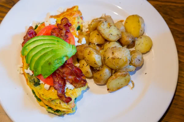 Omelette o Omelette con Avocado — Foto Stock