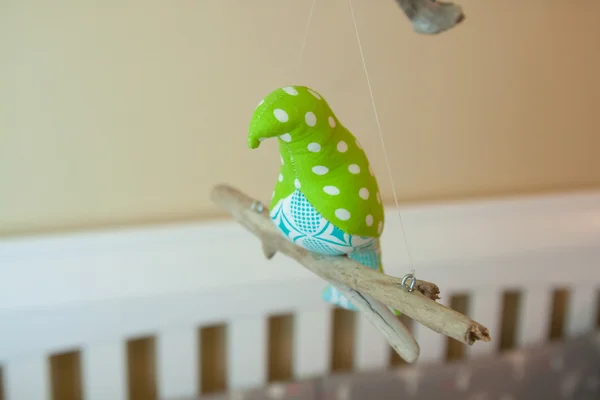 Oiseau cousu à la main mobile dans la chambre de pépinière — Photo