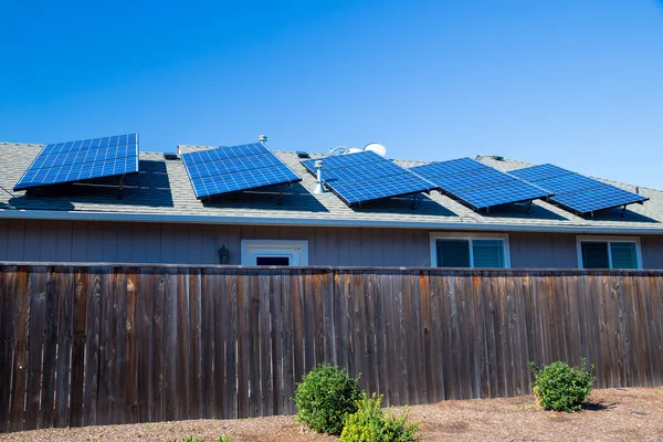 Paneles solares de energía sostenible —  Fotos de Stock