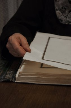 Kutsal Kur 'an' ı tutan yaşlı kadın.