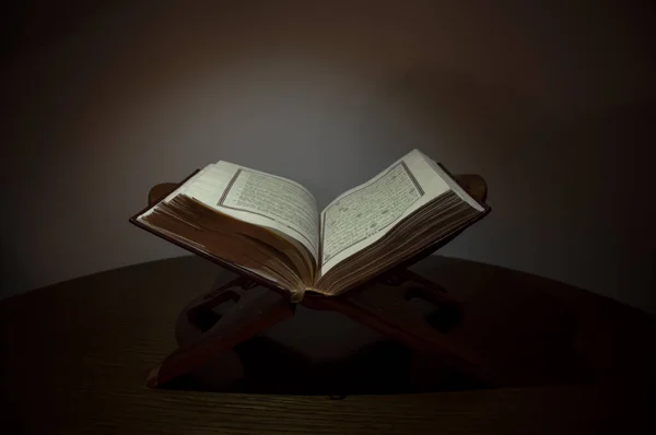 Open Heilige Koran Nachts — Stockfoto