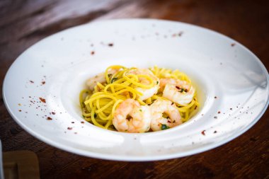 Lezzetli ev yapımı taze karidesler.