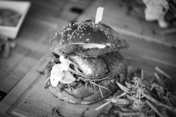 Sabrosas Hamburguesas Caseras Deliciosas Con Papas Fritas —  Fotos de Stock