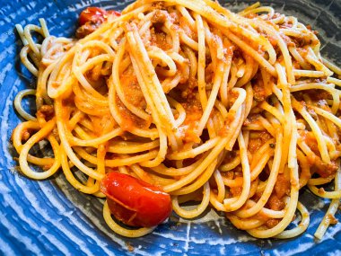 Lezzetli ev yapımı taze sebzeli bolonez makarna.