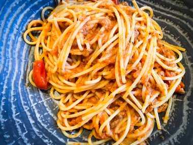 Lezzetli ev yapımı taze sebzeli bolonez makarna.