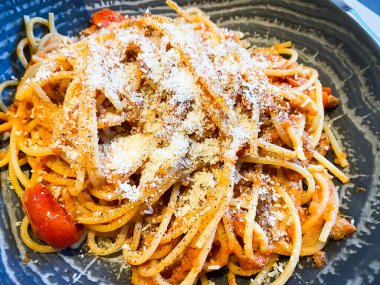 Lezzetli ev yapımı taze sebzeli bolonez makarna.