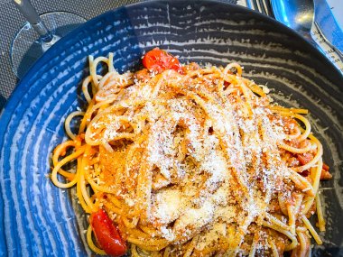 Lezzetli ev yapımı taze sebzeli bolonez makarna.