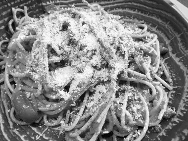 Lezzetli ev yapımı taze sebzeli bolonez makarna.