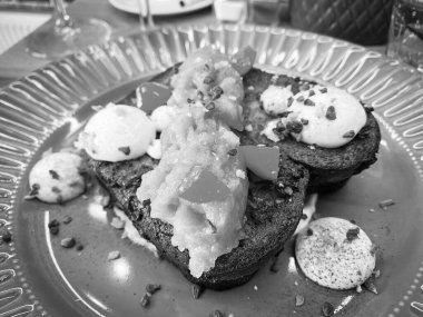 Kızarmış tatlı ekmek ve taze meyve.