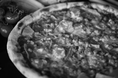 Lezzetli İtalyan Hawai pizzası ve taze ananas.