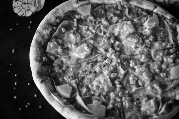 Вкусная Итальянская Гавайская Пицца Свежим Ананасом — стоковое фото