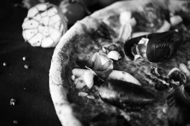 Lezzetli İtalyan pizzası ve taze deniz ürünleri.