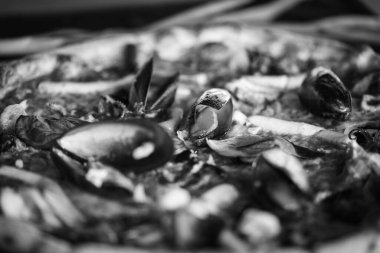 Lezzetli İtalyan pizzası ve taze deniz ürünleri.