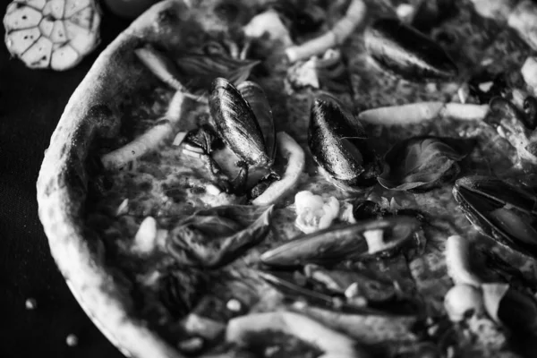 Lezzetli Talyan Pizzası Taze Deniz Ürünleri — Stok fotoğraf