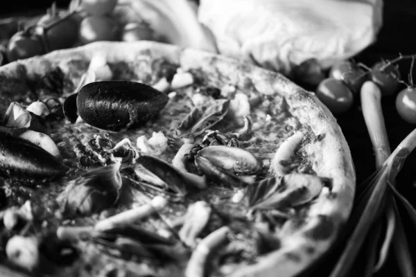Pyszna Włoska Pizza Świeżymi Owocami Morza — Zdjęcie stockowe