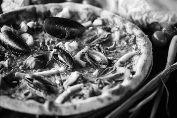 Läcker Italiensk Pizza Med Färska Skaldjur — Stockfoto