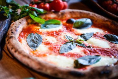 Taze malzemeli lezzetli İtalyan pizzası.