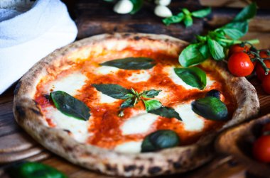 Taze malzemeli lezzetli İtalyan pizzası.