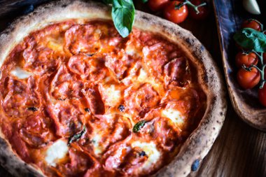 Taze malzemeli lezzetli İtalyan pizzası.