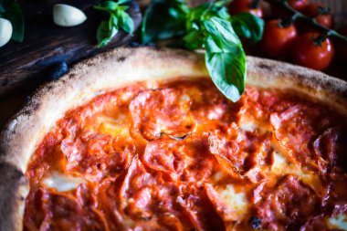 Taze malzemeli lezzetli İtalyan pizzası.