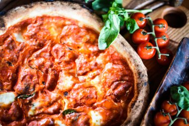 Taze malzemeli lezzetli İtalyan pizzası.