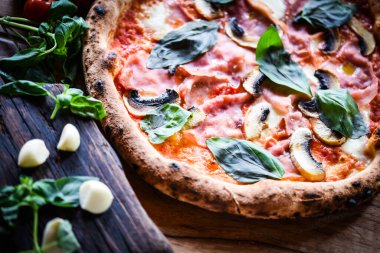 Taze malzemeli lezzetli İtalyan pizzası.