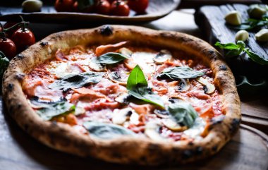 Taze malzemeli lezzetli İtalyan pizzası.