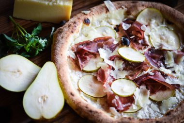 Taze malzemeli lezzetli İtalyan pizzası.