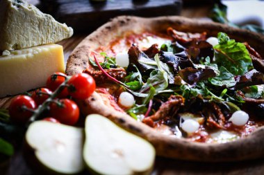 Taze malzemeli lezzetli İtalyan pizzası.