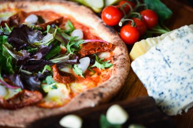 Taze malzemeli lezzetli İtalyan pizzası.