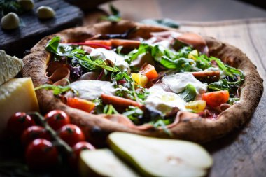 Taze malzemeli lezzetli İtalyan pizzası.