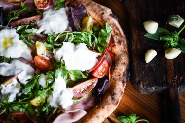 Taze malzemeli lezzetli İtalyan pizzası.