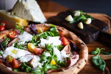 Taze malzemeli lezzetli İtalyan pizzası.