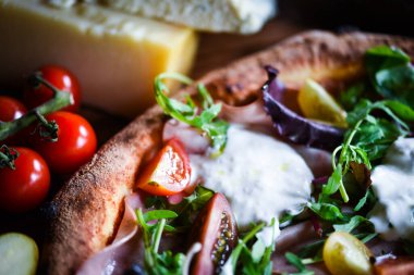 Taze malzemeli lezzetli İtalyan pizzası.