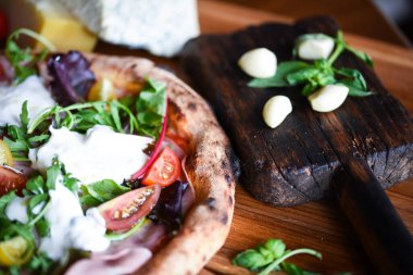 Taze malzemeli lezzetli İtalyan pizzası.